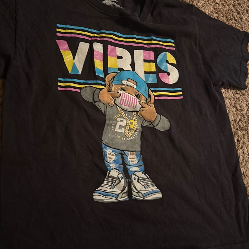 Black graphic tee kids large